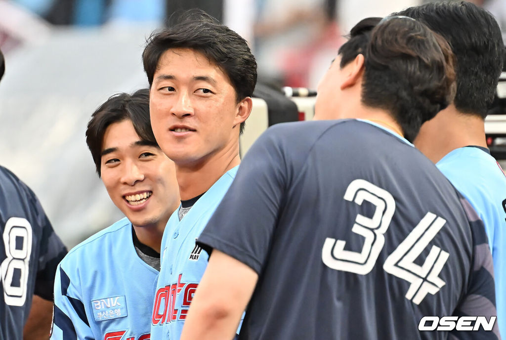 6일 부산 사직야구장에서 2025 신한 SOL 뱅크 KBO 리그 롯데 자이언츠와 KIA 타이거즈의 경기가 열렸다. 홈팀 롯데는 데이비슨이, 방문팀 KIA는 올러가 선발 출전했다.롯데 자이언츠 노진혁이 오랜만에 1군에 올라와 얘기를 나누고 있다. 2025.08.06 / foto0307@osen.co.kr