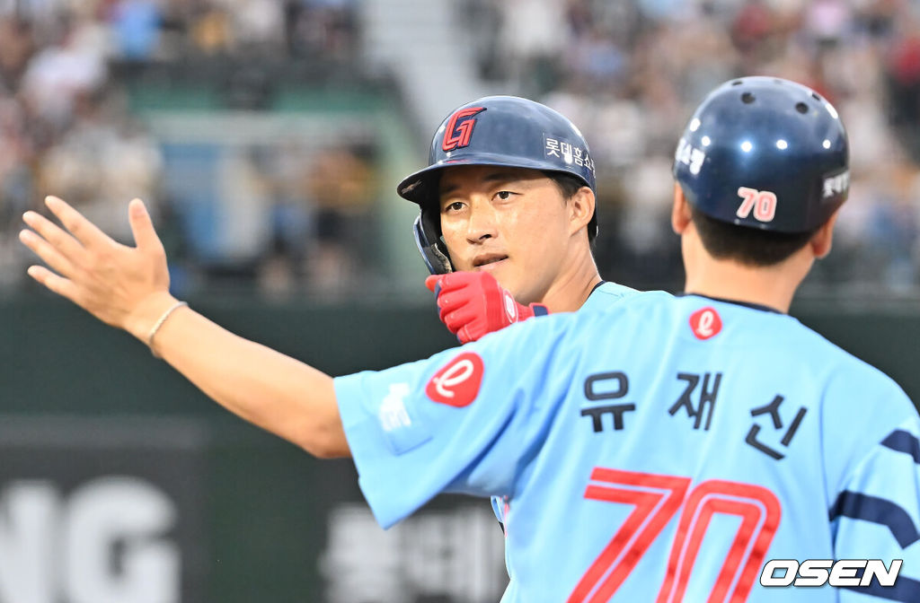6일 부산 사직야구장에서 2025 신한 SOL 뱅크 KBO 리그 롯데 자이언츠와 KIA 타이거즈의 경기가 열렸다. 홈팀 롯데는 데이비슨이, 방문팀 KIA는 올러가 선발 출전했다.롯데 자이언츠 노진혁이 2회말 무사 1,2루 중견수 오른쪽 동점 1타점 안타를 치고 세리머니를 하고 있다. 2025.08.06 / foto0307@osen.co.kr