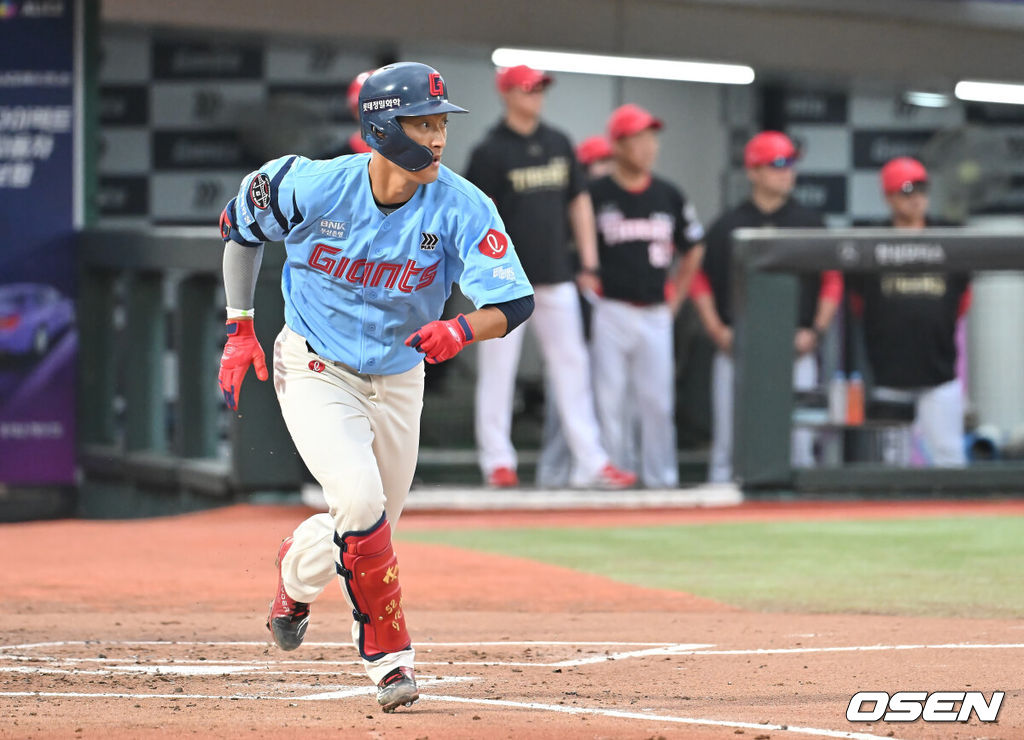 6일 부산 사직야구장에서 2025 신한 SOL 뱅크 KBO 리그 롯데 자이언츠와 KIA 타이거즈의 경기가 열렸다. 홈팀 롯데는 데이비슨이, 방문팀 KIA는 올러가 선발 출전했다.롯데 자이언츠 노진혁이 2회말 무사 1,2루 중견수 오른쪽 동점 1타점 안타를 치고 있다. 2025.08.06 / foto0307@osen.co.kr