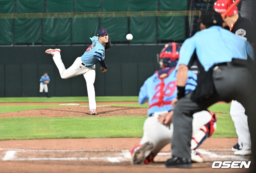 6일 부산 사직야구장에서 2025 신한 SOL 뱅크 KBO 리그 롯데 자이언츠와 KIA 타이거즈의 경기가 열렸다. 홈팀 롯데는 데이비슨이, 방문팀 KIA는 올러가 선발 출전했다.롯데 자이언츠 윤성빈이 역투하고 있다. 포수는 손성빈, 중견수는 황성빈이 함께 출전해 눈길을 끌고 있다. 2025.08.06 / foto0307@osen.co.kr
