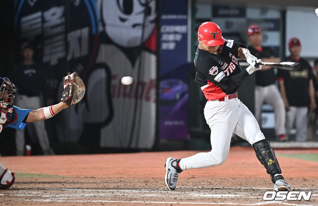 5일 부산 사직야구장에서 2025 신한 SOL 뱅크 KBO 리그 롯데 자이언츠와 KIA 타이거즈의 경기가 열렸다. 홈팀 롯데는 감보아가, 방문팀 KIA는 네일이 선발 출전했다.KIA 타이거즈 김도영이 8회초 롯데 자이언츠 윤성빈에게 삼진 아웃당하고 있다. 2025.08.05 / foto0307@osen.co.kr