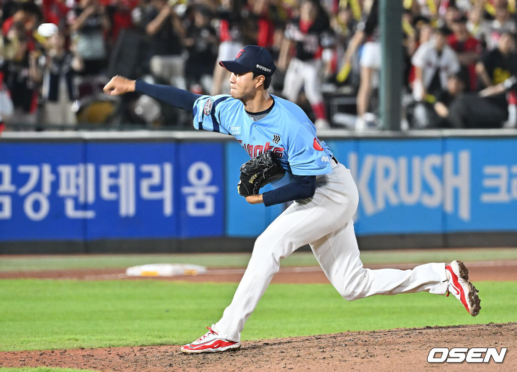 5일 부산 사직야구장에서 2025 신한 SOL 뱅크 KBO 리그 롯데 자이언츠와 KIA 타이거즈의 경기가 열렸다. 홈팀 롯데는 감보아가, 방문팀 KIA는 네일이 선발 출전했다.롯데 자이언츠 윤성빈이 역투하고 있다. 2025.08.05 / foto0307@osen.co.kr