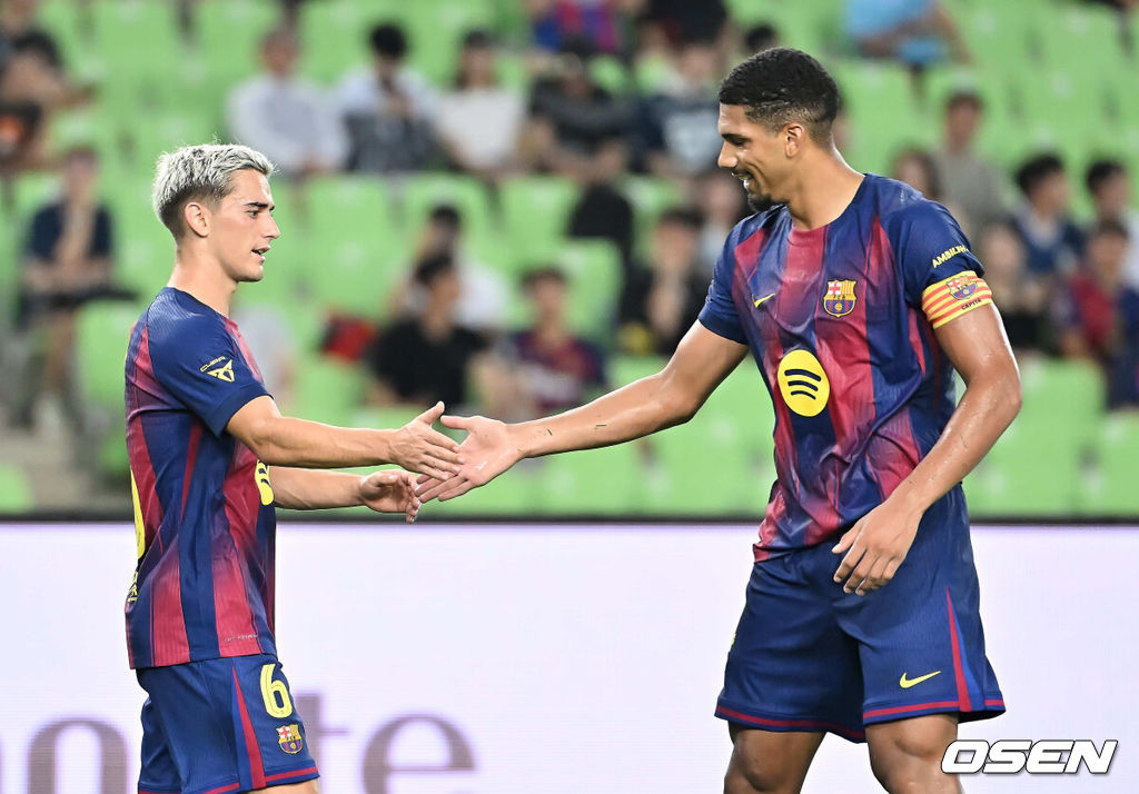 4일 대구스타디움에서 대구FC와 FC 바르셀로나의  2025 아시아 투어 에디션 한국 경기가 열렸다.  FC 바르셀로나는 지난달 31일 서울월드컵경기장에서 열린 FC 서울과의 맞대결에서 7-3으로 완승을 거뒀다.FC 바르셀로나 가비가 세번째 골을 넣은 로날드 아라우호와 기쁨을 나누고 있다. 2025.08.04 / foto0307@osen.co.kr