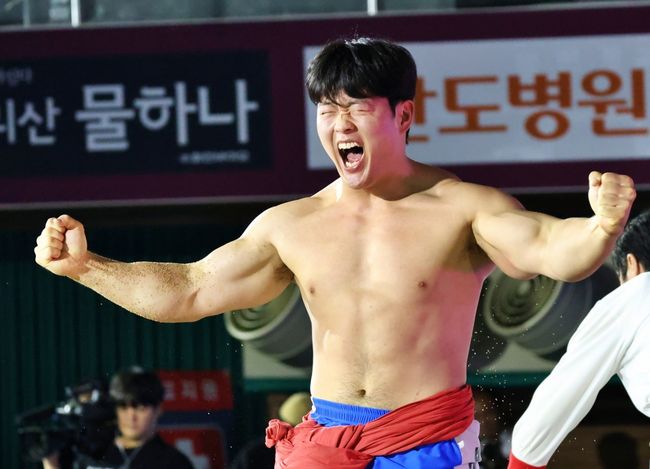 박민교(용인특례시청)가 자신의 할머니를 위한 선물을 준비했다. / 대한씨름협회