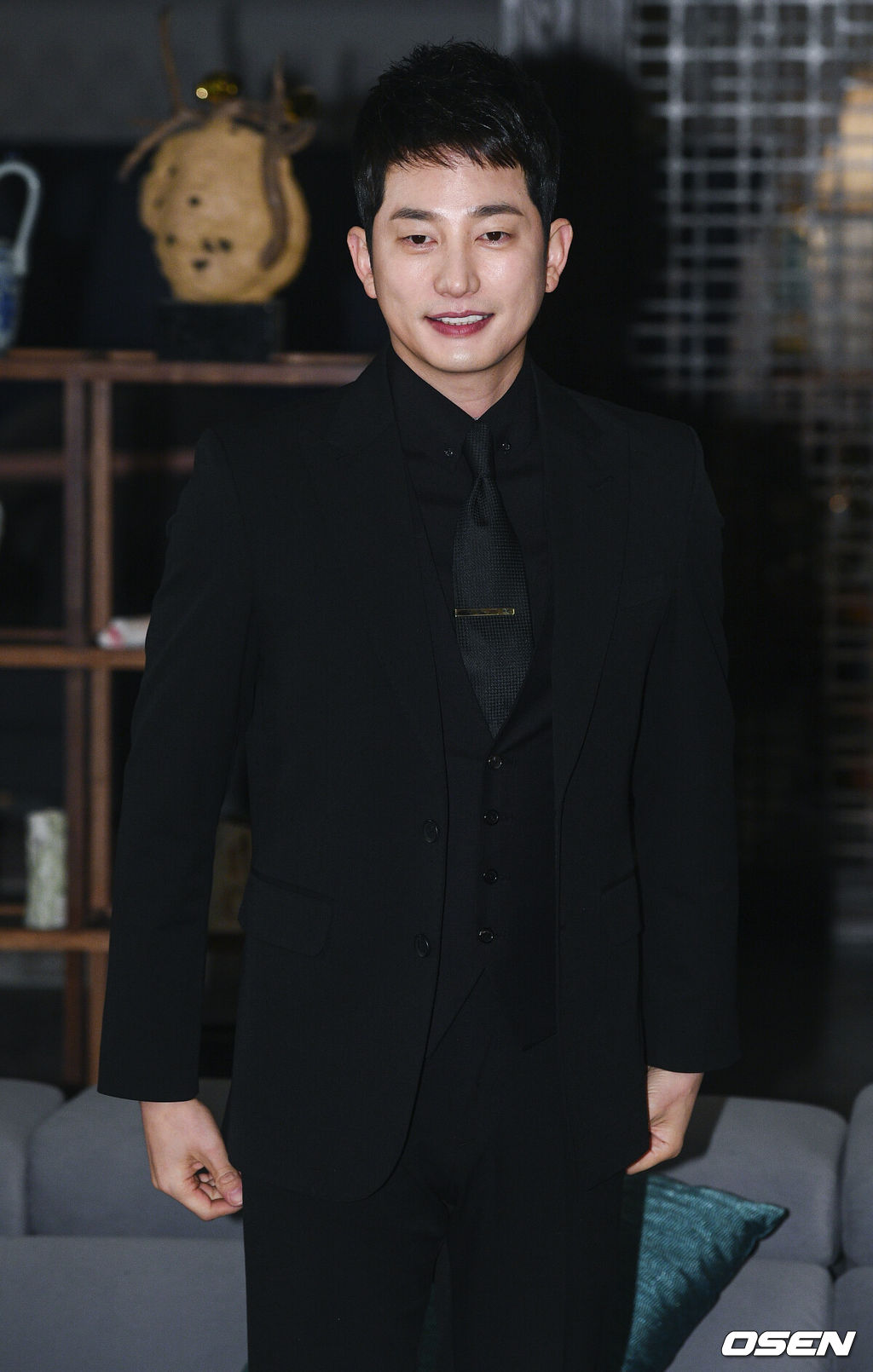 15일 경기도 용인시 양지면 제일리 한 스튜디오에서 TV CHOSUN 특별기획 드라마 '바벨' 촬영현장공개이 공개됐다.'바벨'은 복수를 위해 인생을 내던진 검사와 재벌과의 결혼으로 인해 인생이 망가진 여배우의 사랑 그리고 살인과 암투 속에 드러나는 재벌가의 탐욕스러운 민낯과 몰락을 그리는 '미스터리 격정 멜로' 드라마이다. 박시후가 포즈를 취하고있다/  soul1014@osen.co.kr