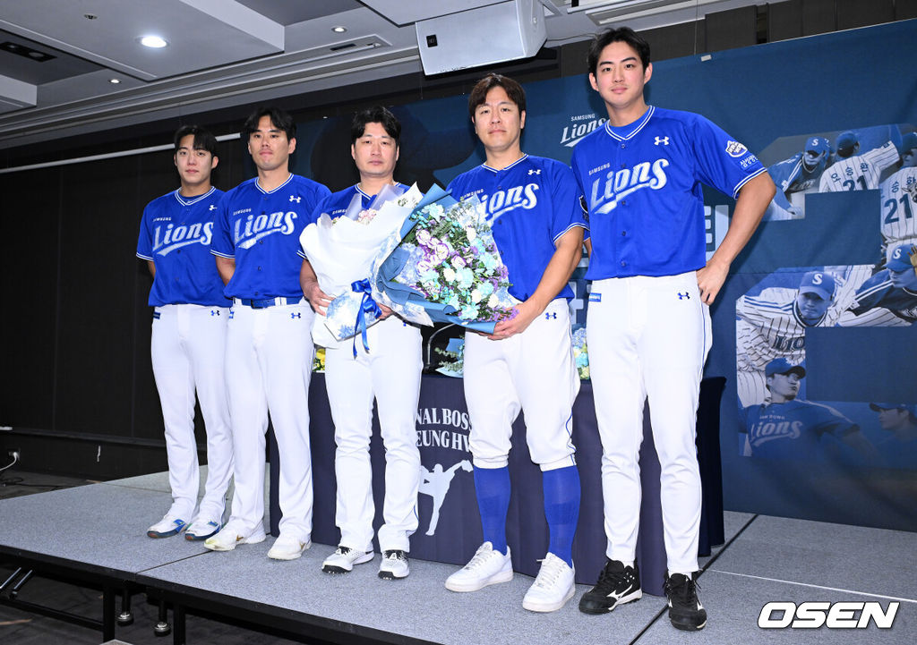 7일 오후 인천 오라카이 송도파크 호텔에서 삼성 라이온즈 오승환 은퇴 기자회견이 열렸다.삼성 구단은 6일 오승환이 올 시즌을 끝으로 은퇴 의사를 밝혔다고 전했다.삼성은 그의 등번호 21번을 영구결번으로 지정하기로 했다. 이는 이만수(22번), 양준혁(10번), 이승엽(36번)에 이어 구단 네 번째다.오승환은 KBO리그 통산 737경기에서 427세이브, 19홀드, 44승 33패, 평균자책점 2.32의 성적을 남겼다.삼성 원태인, 김재윤, 오승환, 강민호, 구자욱이 기념촬영을 하고 있다. 2025.08.07 /sunday@osen.co.kr