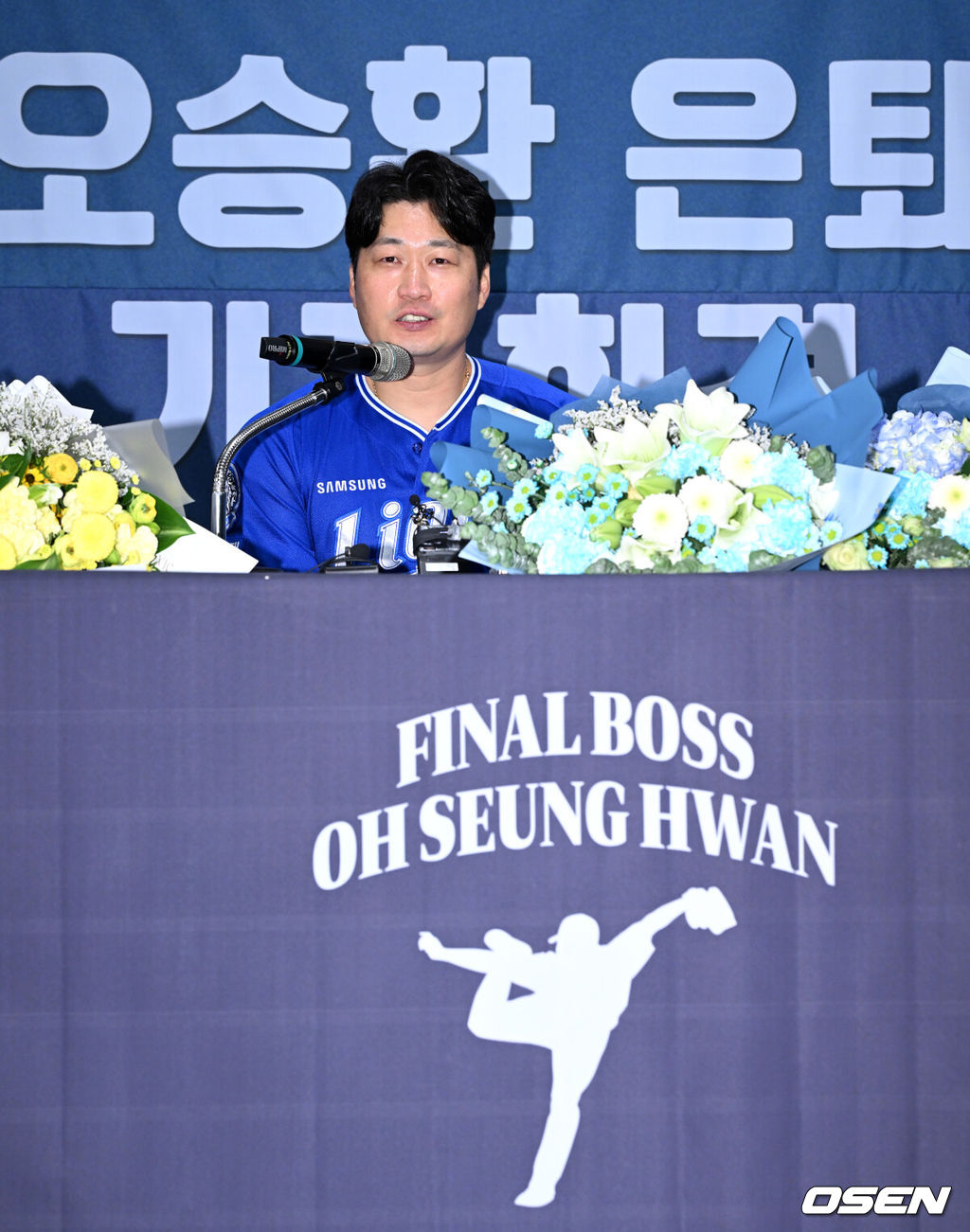 7일 오후 인천 오라카이 송도파크 호텔에서 삼성 라이온즈 오승환 은퇴 기자회견이 열렸다.삼성 구단은 6일 오승환이 올 시즌을 끝으로 은퇴 의사를 밝혔다고 전했다.삼성은 그의 등번호 21번을 영구결번으로 지정하기로 했다. 이는 이만수(22번), 양준혁(10번), 이승엽(36번)에 이어 구단 네 번째다.오승환은 KBO리그 통산 737경기에서 427세이브, 19홀드, 44승 33패, 평균자책점 2.32의 성적을 남겼다.삼성 오승환이 기자회견을 하고 있다. 2025.08.07 /sunday@osen.co.kr