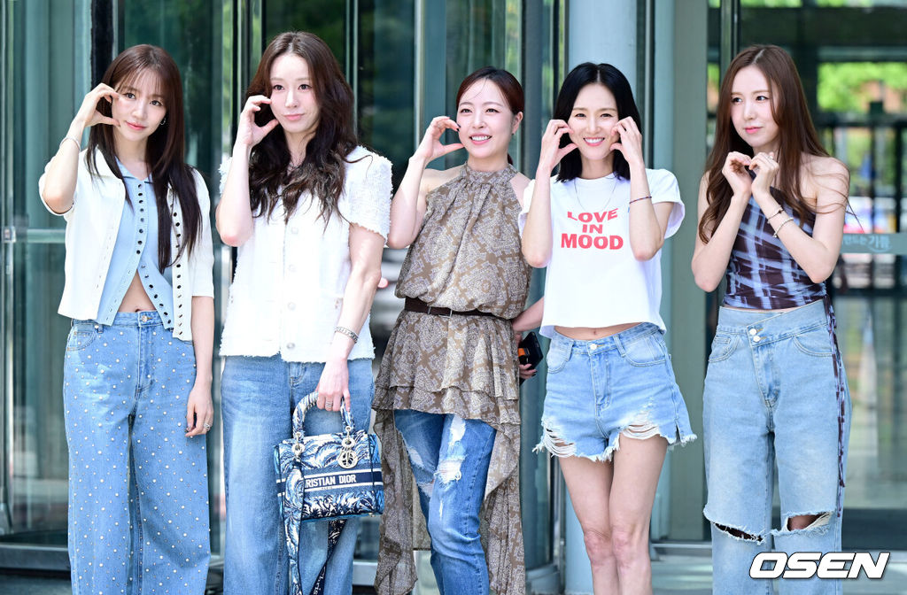 그룹 베이비복스(김이지, 이희진, 심은진, 간미연, 윤은혜)가 7일 오후 서울 목동 SBS에서 진행되는 라디오 '두시탈출 컬투쇼’에 게스트로 나섰다.베이비복스는 오는 9월 23년 만에 단독 콘서트를 열고 팬들과 만날 예정이다.베이비복스 멤버들이 방송국에 들어서며 인사를 전하고 있다. 2025.08.07 / dreamer@osen.co.kr