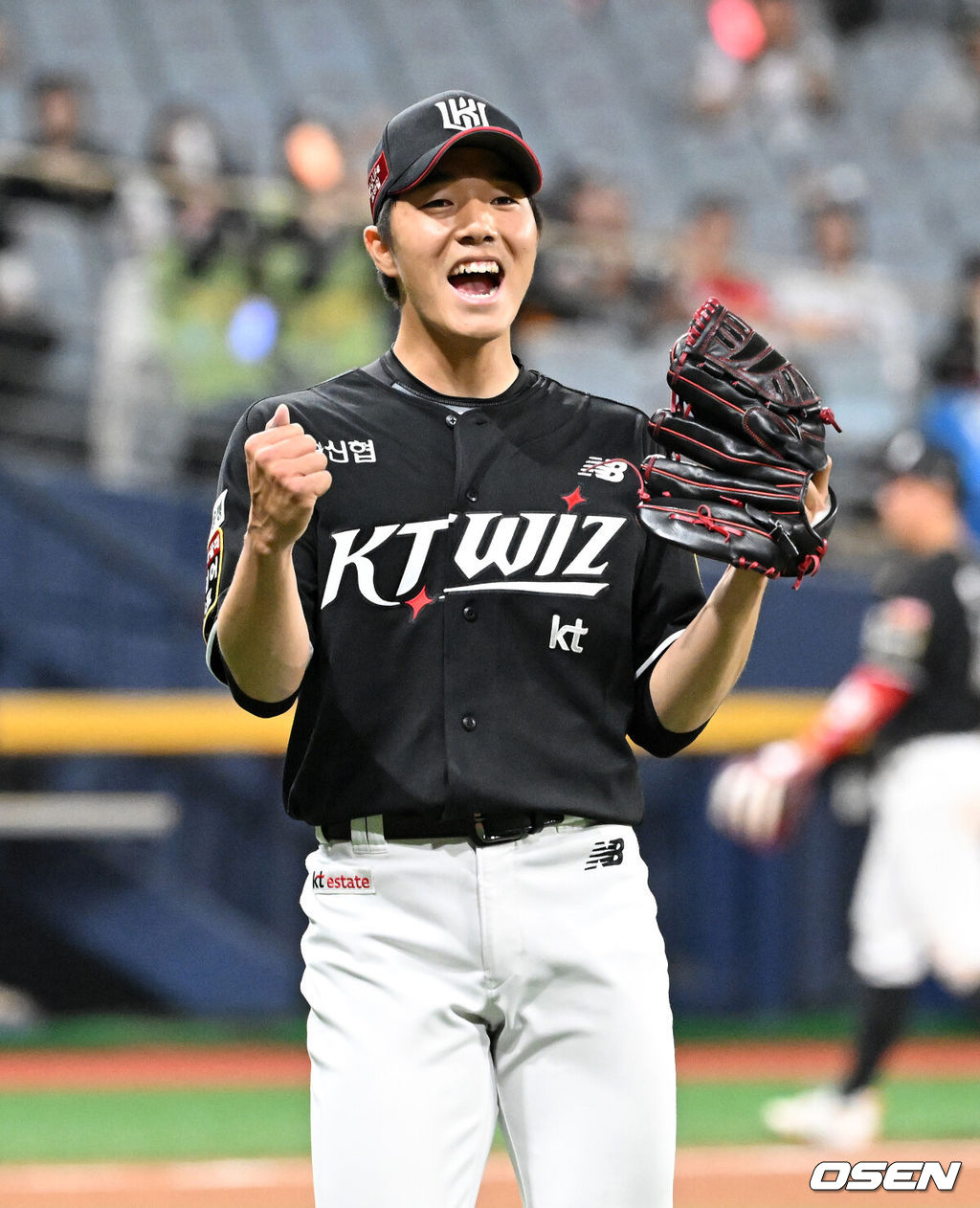 17일 오후 서울 고척스카이돔에서 2024 신한 SOL Bank KBO리그 키움 히어로즈와 KT 위즈의 경기가 열렸다.6연승에 도전하는 키움은 하영민, 연패 사슬을 끊으려는 KT는 우완 신인 육청명을 각각 선발로 올린다.5회말 2사 만루에서 KT 육청명이 키움 이형종을 뜬공으로 처리하며 환호하고 있다. 2024.04.17 /sunday@osen.co.kr