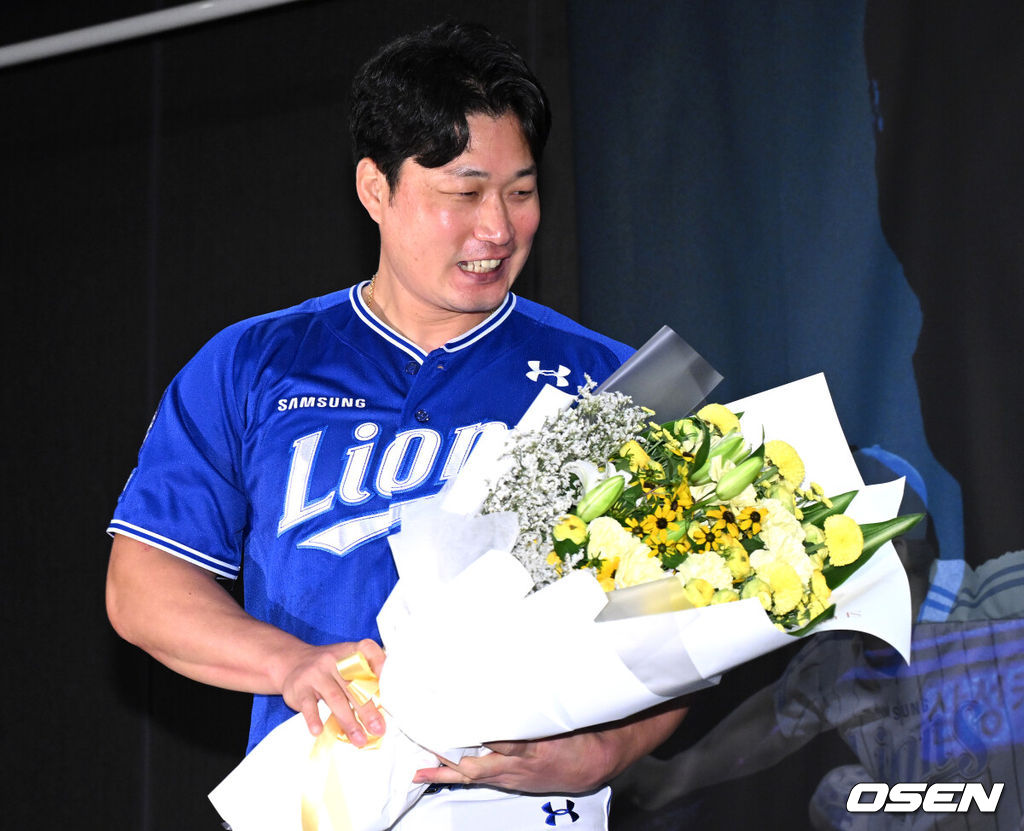 7일 오후 인천 오라카이 송도파크 호텔에서 삼성 라이온즈 오승환 은퇴 기자회견이 열렸다.삼성 구단은 6일 오승환이 올 시즌을 끝으로 은퇴 의사를 밝혔다고 전했다.삼성은 그의 등번호 21번을 영구결번으로 지정하기로 했다. 이는 이만수(22번), 양준혁(10번), 이승엽(36번)에 이어 구단 네 번째다.오승환은 KBO리그 통산 737경기에서 427세이브, 19홀드, 44승 33패, 평균자책점 2.32의 성적을 남겼다.삼성 오승환이 미소를 짓고 있다. 2025.08.07 /sunday@osen.co.kr