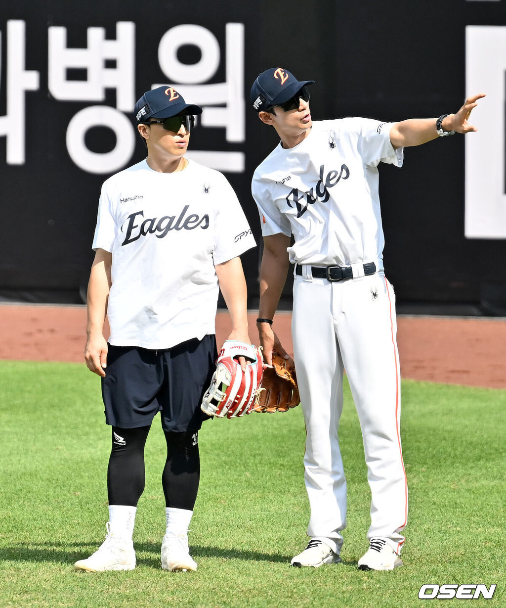 7일 대전 한화생명볼파크에서 ‘2025 신한 SOL Bank KBO리그’ 한화 이글스와 KT 위즈 경기가 열릴 예정인 가운데 그라운드 훈련이 진행됐다.홈팀 한화는 라이언 와이스, KT는 고영표를 선발로 내세운다.경기 전 한화 손아섭이 외야 수비훈련을 할때 추승우 외야수비코치에게 지시를 받고 있다. 2025.08.07 / rumi@osen.co.kr