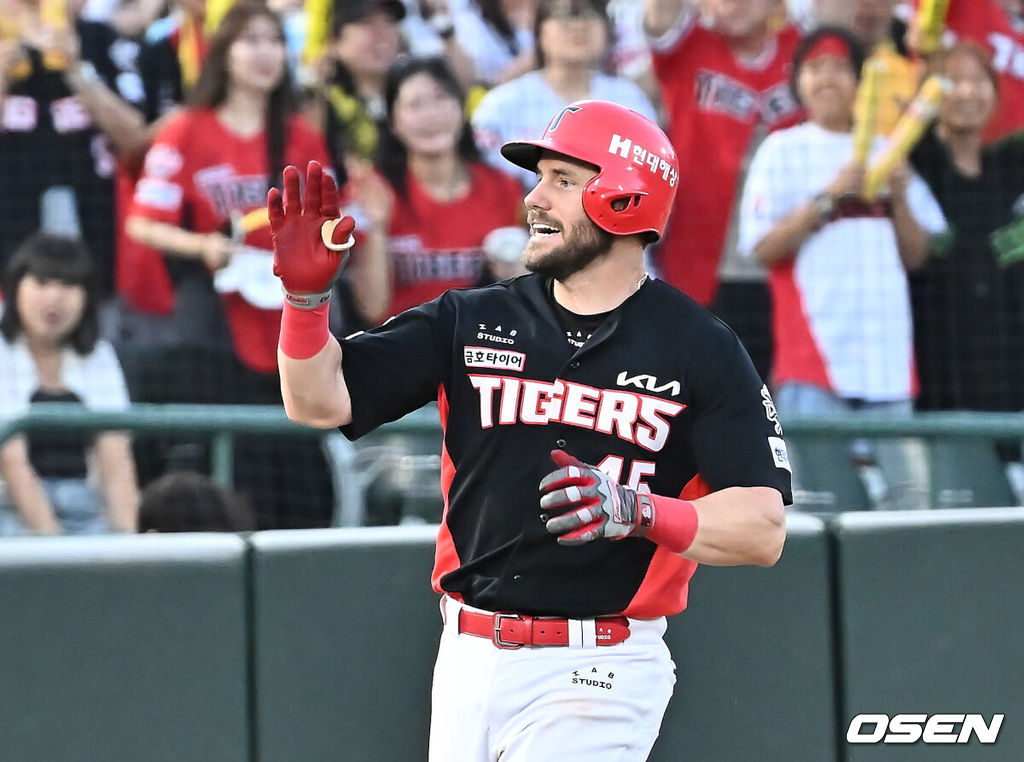 25일 부산 사직야구장에서 2025 신한 SOL 뱅크 KBO 리그 롯데 자이언츠와 KIA 타이거즈의 경기가 열렸다. 홈팀 롯데는 데이비슨이, 방문팀 KIA는 김건국이 선발 출전했다.KIA 타이거즈 위즈덤이 4회초 무사 좌월 솔로 홈런을 치고 하이파이브를 하고 있다. 2025.07.25 / foto0307@osen.co.kr