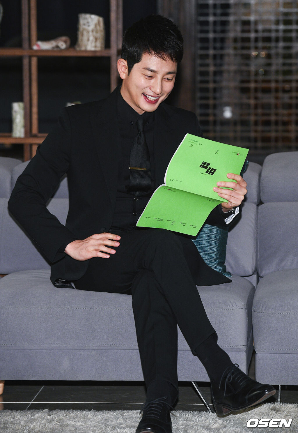15일 경기도 용인시 양지면 제일리 한 스튜디오에서 TV CHOSUN 특별기획 드라마 '바벨' 촬영현장공개이 공개됐다.'바벨'은 복수를 위해 인생을 내던진 검사와 재벌과의 결혼으로 인해 인생이 망가진 여배우의 사랑 그리고 살인과 암투 속에 드러나는 재벌가의 탐욕스러운 민낯과 몰락을 그리는 '미스터리 격정 멜로' 드라마이다. 박시후가 대본을 보고 있다./  soul1014@osen.co.kr