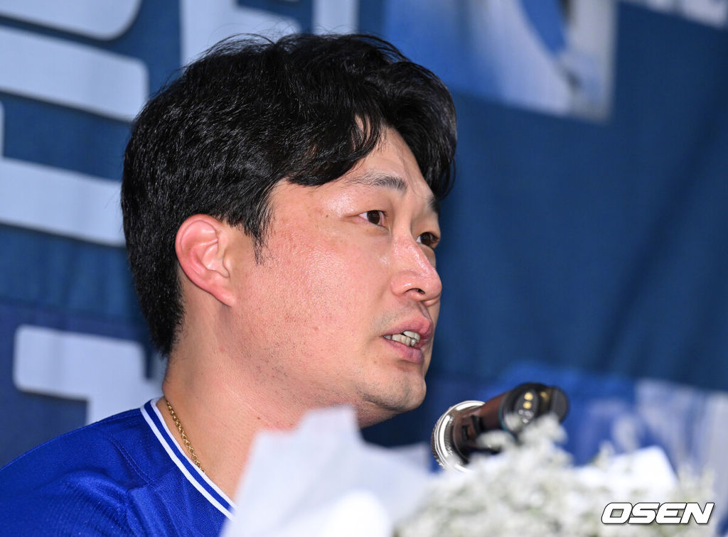 7일 오후 인천 오라카이 송도파크 호텔에서 삼성 라이온즈 오승환 은퇴 기자회견이 열렸다.삼성 구단은 6일 오승환이 올 시즌을 끝으로 은퇴 의사를 밝혔다고 전했다.삼성은 그의 등번호 21번을 영구결번으로 지정하기로 했다. 이는 이만수(22번), 양준혁(10번), 이승엽(36번)에 이어 구단 네 번째다.오승환은 KBO리그 통산 737경기에서 427세이브, 19홀드, 44승 33패, 평균자책점 2.32의 성적을 남겼다.삼성 오승환이 기자회견을 하고 있다. 2025.08.07 /sunday@osen.co.kr