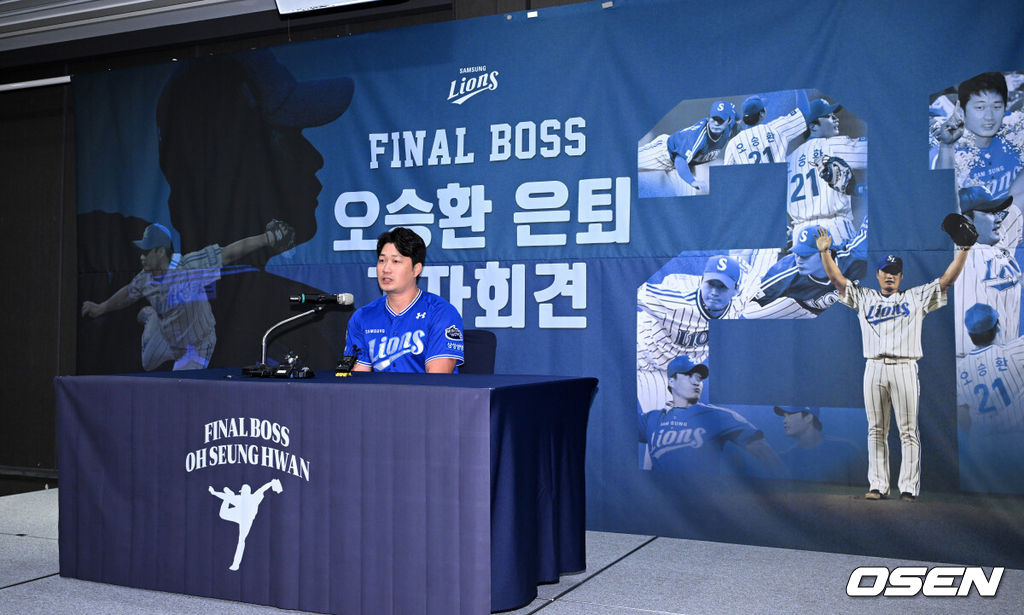 7일 오후 인천 오라카이 송도파크 호텔에서 삼성 라이온즈 오승환 은퇴 기자회견이 열렸다.삼성 구단은 6일 오승환이 올 시즌을 끝으로 은퇴 의사를 밝혔다고 전했다.삼성은 그의 등번호 21번을 영구결번으로 지정하기로 했다. 이는 이만수(22번), 양준혁(10번), 이승엽(36번)에 이어 구단 네 번째다.오승환은 KBO리그 통산 737경기에서 427세이브, 19홀드, 44승 33패, 평균자책점 2.32의 성적을 남겼다.삼성 오승환이 기자회견을 하고 있다. 2025.08.07 /sunday@osen.co.kr