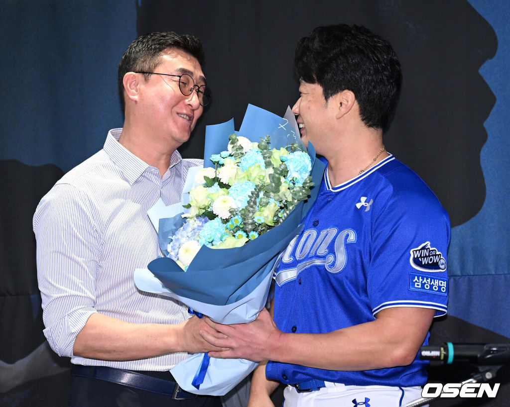 7일 오후 인천 오라카이 송도파크 호텔에서 삼성 라이온즈 오승환 은퇴 기자회견이 열렸다.삼성 구단은 6일 오승환이 올 시즌을 끝으로 은퇴 의사를 밝혔다고 전했다.삼성은 그의 등번호 21번을 영구결번으로 지정하기로 했다. 이는 이만수(22번), 양준혁(10번), 이승엽(36번)에 이어 구단 네 번째다.오승환은 KBO리그 통산 737경기에서 427세이브, 19홀드, 44승 33패, 평균자책점 2.32의 성적을 남겼다.삼성 이종열 단장이 오승환에게 꽃다발을 전달하고 있다. 2025.08.07 /sunday@osen.co.kr