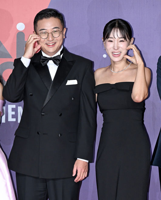 2023 SBS 연예대상 포토월 행사가 30일 서울 마포구 상암 SBS 프리즘타워에서 열렸다.<br /><br />문재완, 이지혜 부부가 레드카펫을 밟으며 포즈를 취하고 있다. 2023.12.30/cej@osen.co.kr
