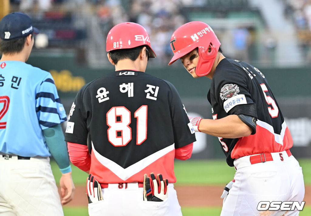 7일 부산 사직야구장에서 2025 신한 SOL 뱅크 KBO 리그 롯데 자이언츠와 KIA 타이거즈의 경기가 열렸다. 홈팀 롯데는 이민석이, 방문팀 KIA는 양현종이 선발 출전했다.KIA 타이거즈 김도영이 3회초 1사 1루 우익수 앞 안타를 치고 하이파이브를 하고 있다. 2025.08.07 / foto0307@osen.co.kr