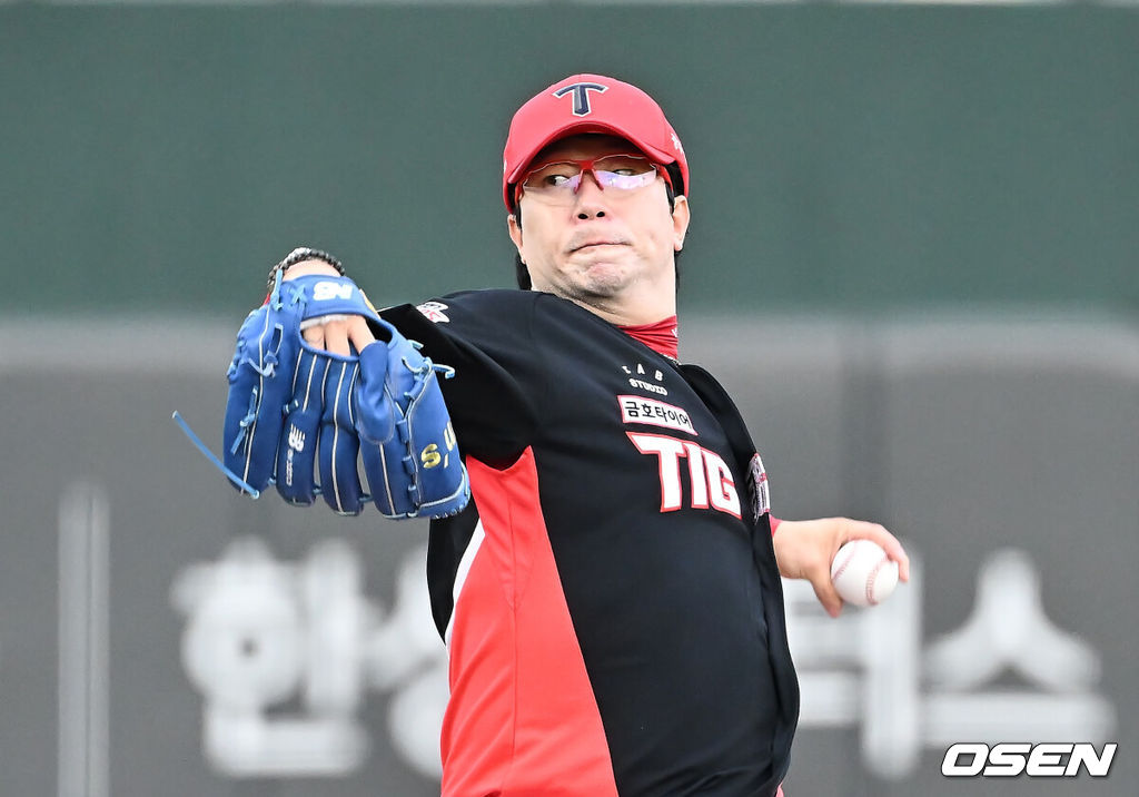 7일 부산 사직야구장에서 2025 신한 SOL 뱅크 KBO 리그 롯데 자이언츠와 KIA 타이거즈의 경기가 열렸다. 홈팀 롯데는 이민석이, 방문팀 KIA는 양현종이 선발 출전했다.KIA 타이거즈 선발 투수 양현종이 역투하고 있다. 2025.08.07 / foto0307@osen.co.kr