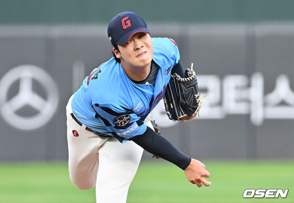 7일 부산 사직야구장에서 2025 신한 SOL 뱅크 KBO 리그 롯데 자이언츠와 KIA 타이거즈의 경기가 열렸다. 홈팀 롯데는 이민석이, 방문팀 KIA는 양현종이 선발 출전했다.롯데 자이언츠 선발 투수 이민석이 역투하고 있다. 2025.08.07 / foto0307@osen.co.kr