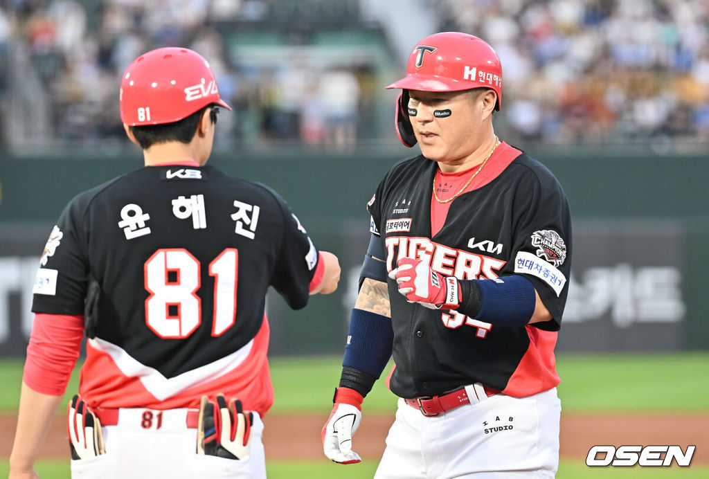 7일 부산 사직야구장에서 2025 신한 SOL 뱅크 KBO 리그 롯데 자이언츠와 KIA 타이거즈의 경기가 열렸다. 홈팀 롯데는 이민석이, 방문팀 KIA는 양현종이 선발 출전했다.KIA 타이거즈 최형우가 3회초 1사 1,2루 우익수 앞 1타점 안타를 치고 하이파이브를 하고 있다. 2025.08.07 / foto0307@osen.co.kr