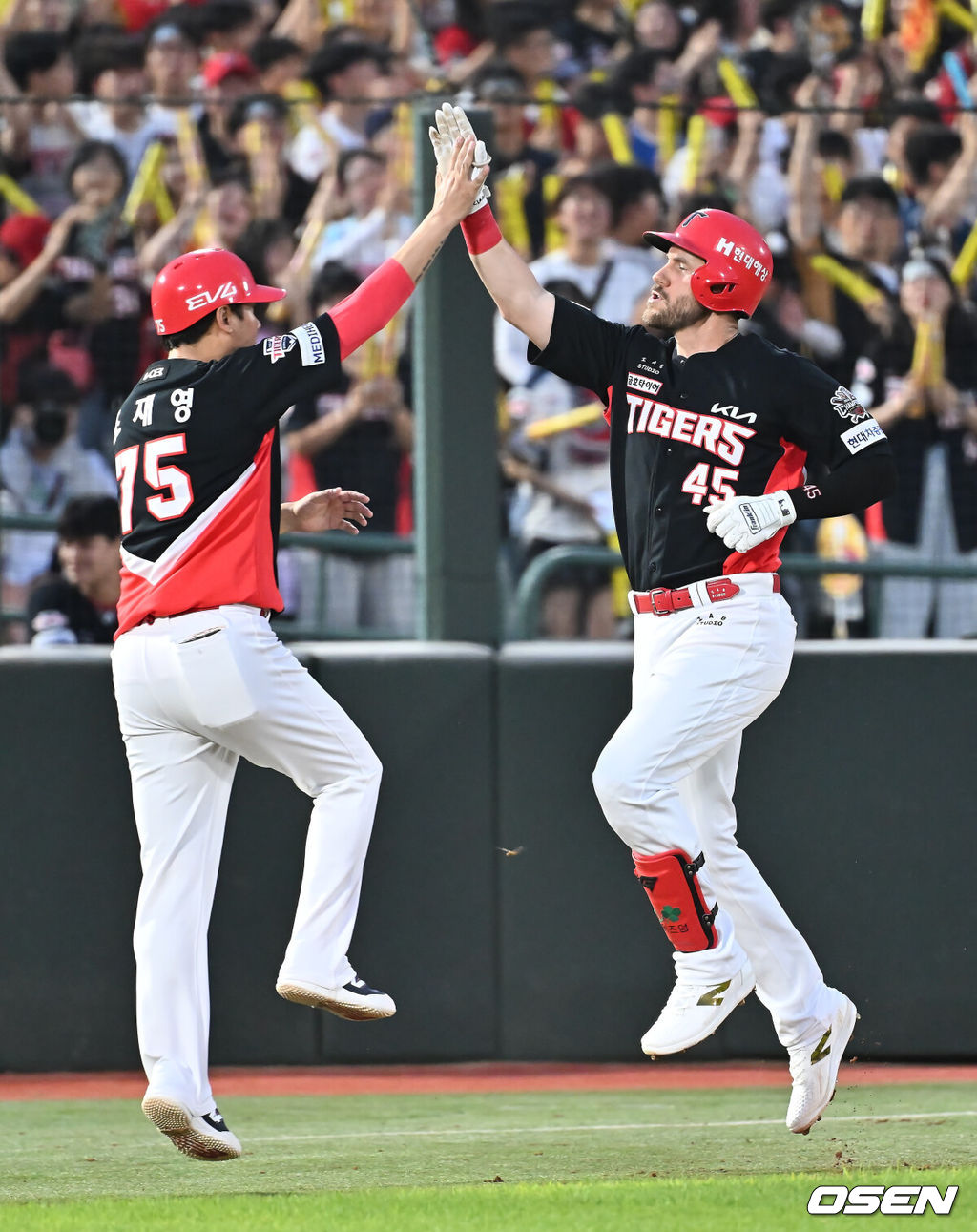 7일 부산 사직야구장에서 2025 신한 SOL 뱅크 KBO 리그 롯데 자이언츠와 KIA 타이거즈의 경기가 열렸다. 홈팀 롯데는 이민석이, 방문팀 KIA는 양현종이 선발 출전했다.KIA 타이거즈 위즈덤이 4회초 좌월 솔로 홈런을 치고 하이파이브를 하고 있다. 2025.08.07 / foto0307@osen.co.kr