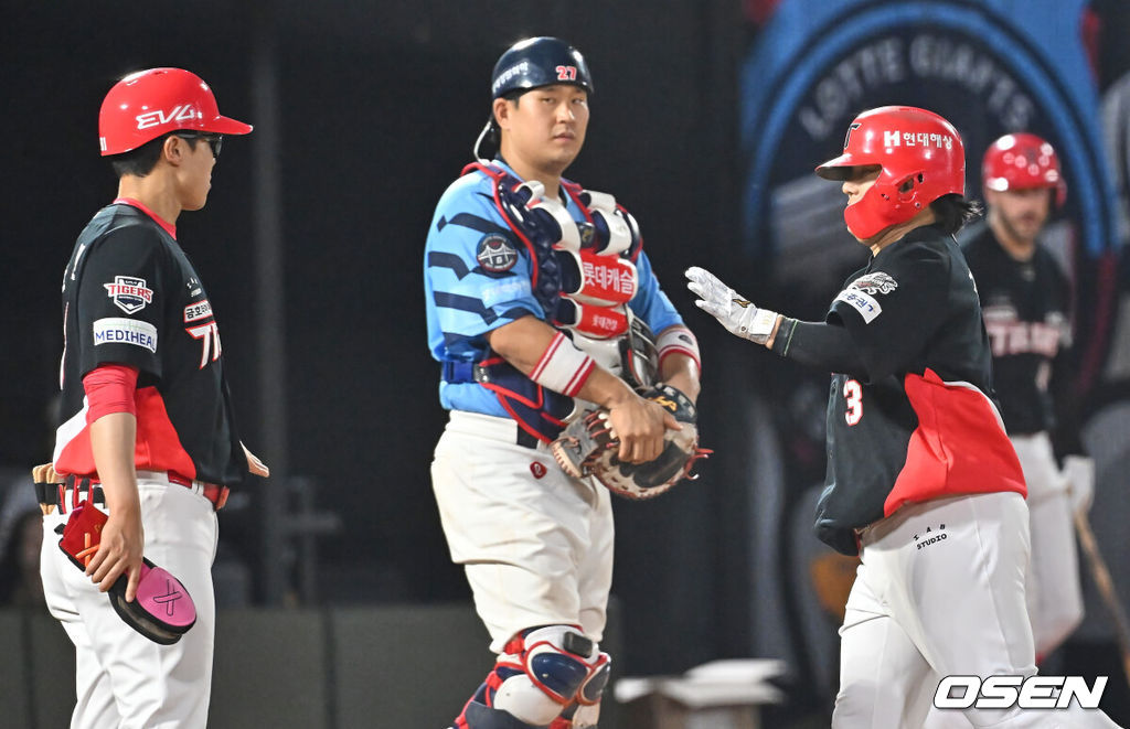 7일 부산 사직야구장에서 2025 신한 SOL 뱅크 KBO 리그 롯데 자이언츠와 KIA 타이거즈의 경기가 열렸다. 홈팀 롯데는 이민석이, 방문팀 KIA는 양현종이 선발 출전했다.KIA 타이거즈 김선빈이 5회초 무사 1루 좌월 2점 홈런을 치고 하이파이브를 하고 있다. 2025.08.07 / foto0307@osen.co.kr
