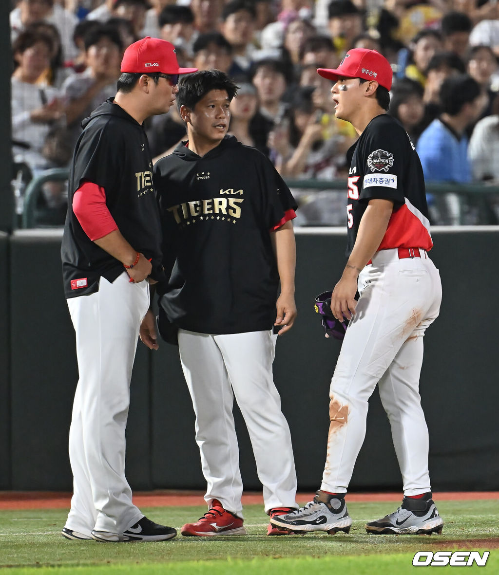 7일 부산 사직야구장에서 2025 신한 SOL 뱅크 KBO 리그 롯데 자이언츠와 KIA 타이거즈의 경기가 열렸다. 홈팀 롯데는 이민석이, 방문팀 KIA는 양현종이 선발 출전했다.KIA 타이거즈 김도영이 5회말 무사 1루 롯데 자이언츠 윤동희의 타구를 잡다 부상을 당한 후 교체되고 있다. 2025.08.07 / foto0307@osen.co.kr
