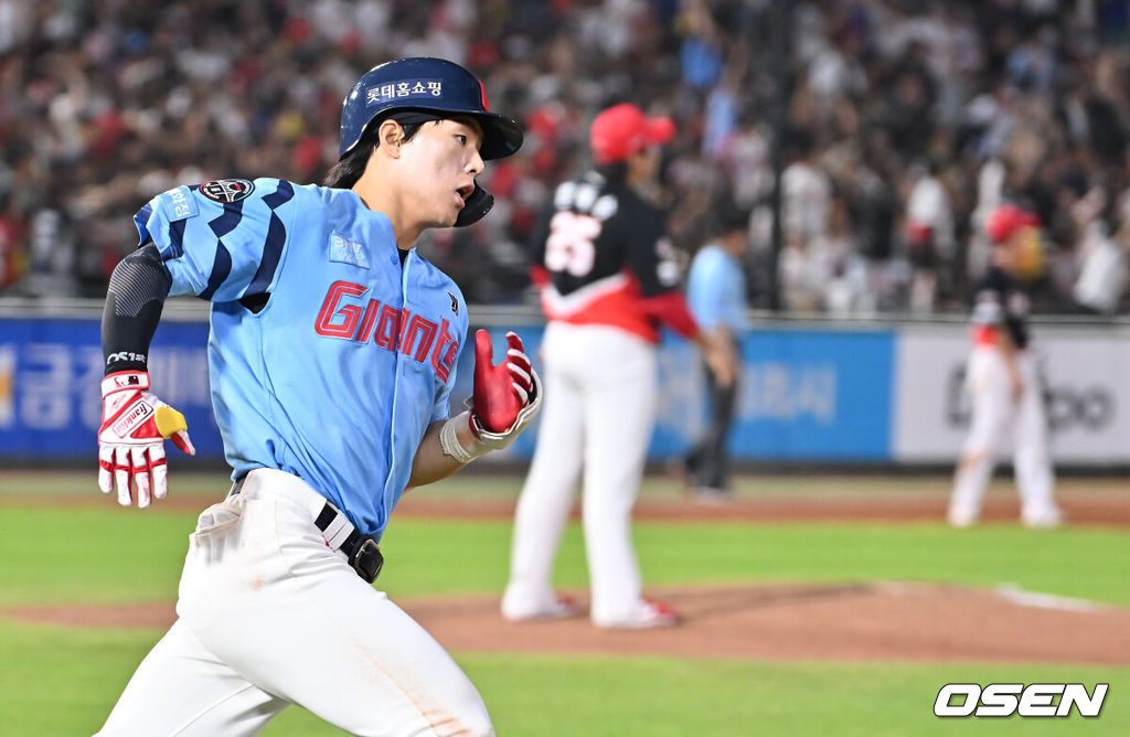 7일 부산 사직야구장에서 2025 신한 SOL 뱅크 KBO 리그 롯데 자이언츠와 KIA 타이거즈의 경기가 열렸다. 홈팀 롯데는 이민석이, 방문팀 KIA는 양현종이 선발 출전했다.롯데 자이언츠 한태양이 6회말 2사 1,3루 좌월 3점 홈런을 치고 그라운드를 돌고 있다. 2025.08.07 / foto0307@osen.co.kr