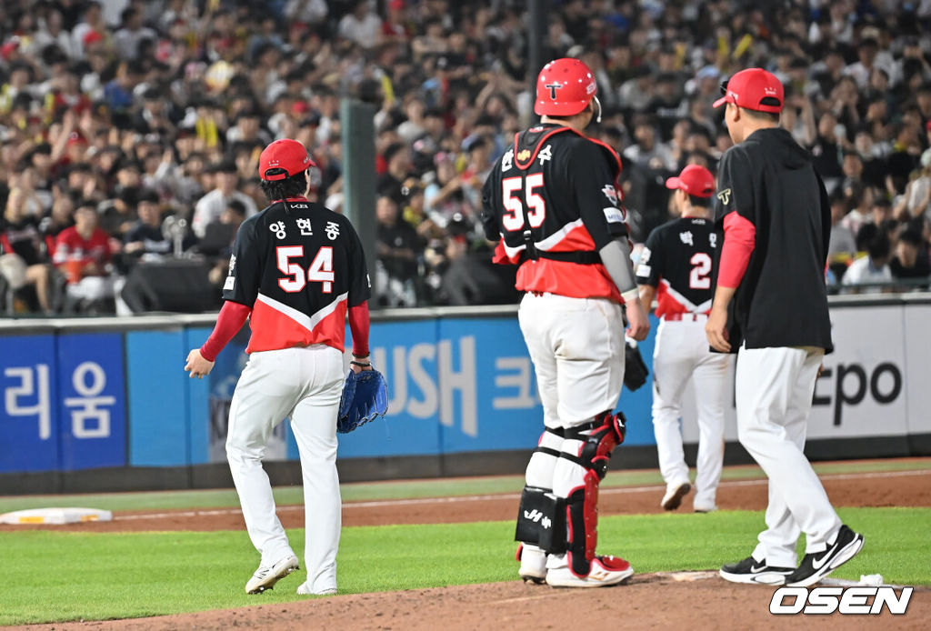 7일 부산 사직야구장에서 2025 신한 SOL 뱅크 KBO 리그 롯데 자이언츠와 KIA 타이거즈의 경기가 열렸다. 홈팀 롯데는 이민석이, 방문팀 KIA는 양현종이 선발 출전했다.KIA 타이거즈 양현종이 6회말 교체되고 있다. 2025.08.07 / foto0307@osen.co.kr