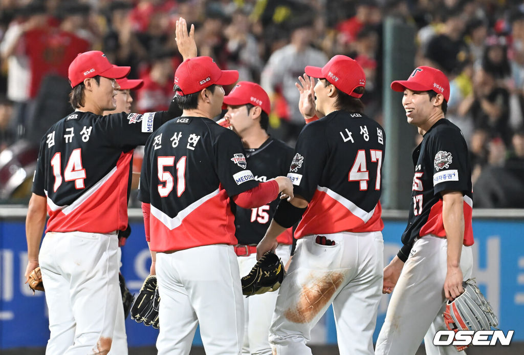 7일 부산 사직야구장에서 2025 신한 SOL 뱅크 KBO 리그 롯데 자이언츠와 KIA 타이거즈의 경기가 열렸다. 홈팀 롯데는 이민석이, 방문팀 KIA는 양현종이 선발 출전했다.KIA 타이거즈 나성범이 8회말 1사 3루 롯데 자이언츠 유강남의 우익수 플라이 아웃때 홈으로 쇄도하는 장두성을 잡고 동료들과 기쁨을 나누고 있다. 2025.08.07 / foto0307@osen.co.kr