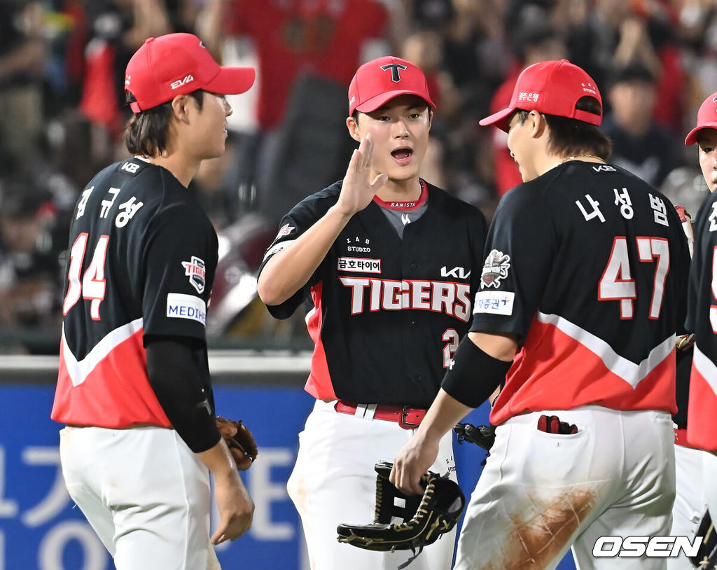 7일 부산 사직야구장에서 2025 신한 SOL 뱅크 KBO 리그 롯데 자이언츠와 KIA 타이거즈의 경기가 열렸다. 홈팀 롯데는 이민석이, 방문팀 KIA는 양현종이 선발 출전했다.KIA 타이거즈 나성범이 8회말 1사 3루 롯데 자이언츠 유강남의 우익수 플라이 아웃때 홈으로 쇄도하는 장두성을 잡고 동료들과 기쁨을 나누고 있다. 2025.08.07 / foto0307@osen.co.kr