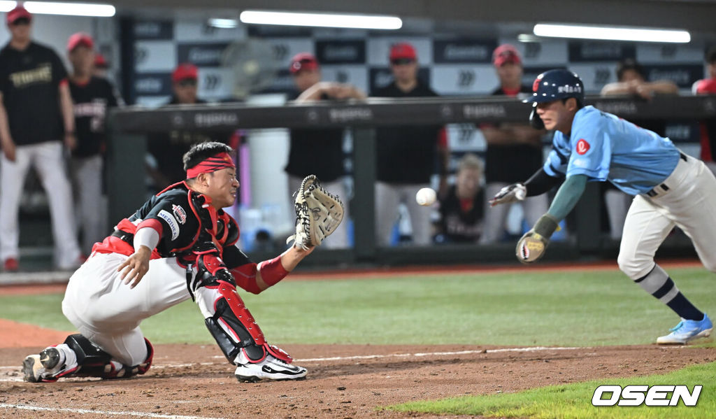 7일 부산 사직야구장에서 2025 신한 SOL 뱅크 KBO 리그 롯데 자이언츠와 KIA 타이거즈의 경기가 열렸다. 홈팀 롯데는 이민석이, 방문팀 KIA는 양현종이 선발 출전했다.KIA 타이거즈 김태군이 8회말 1사 3루 롯데 자이언츠 유강남의 우익수 플라이 아웃때 홈으로 쇄도하는 장두성을 태그 아웃시키고 있다. 2025.08.07 / foto0307@osen.co.kr