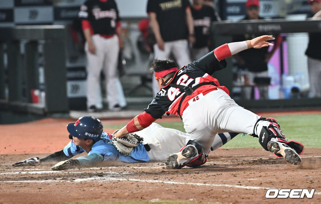 7일 부산 사직야구장에서 2025 신한 SOL 뱅크 KBO 리그 롯데 자이언츠와 KIA 타이거즈의 경기가 열렸다. 홈팀 롯데는 이민석이, 방문팀 KIA는 양현종이 선발 출전했다.KIA 타이거즈 김태군이 8회말 1사 3루 롯데 자이언츠 유강남의 우익수 플라이 아웃때 홈으로 쇄도하는 장두성을 태그 아웃시키고 있다. 2025.08.07 / foto0307@osen.co.kr
