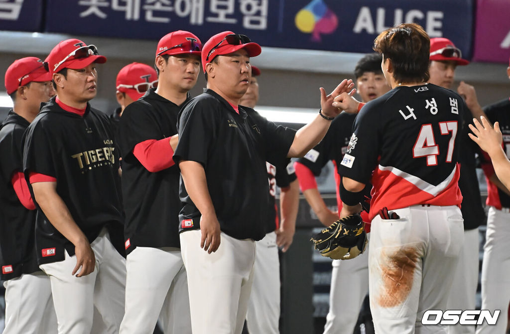 7일 부산 사직야구장에서 2025 신한 SOL 뱅크 KBO 리그 롯데 자이언츠와 KIA 타이거즈의 경기가 열렸다. 홈팀 롯데는 이민석이, 방문팀 KIA는 양현종이 선발 출전했다.KIA 타이거즈 이범호 감독이 롯데 자이언츠에 6-5로 승리한 후 나성범과 기쁨을 나누고 있다. 2025.08.07 / foto0307@osen.co.kr