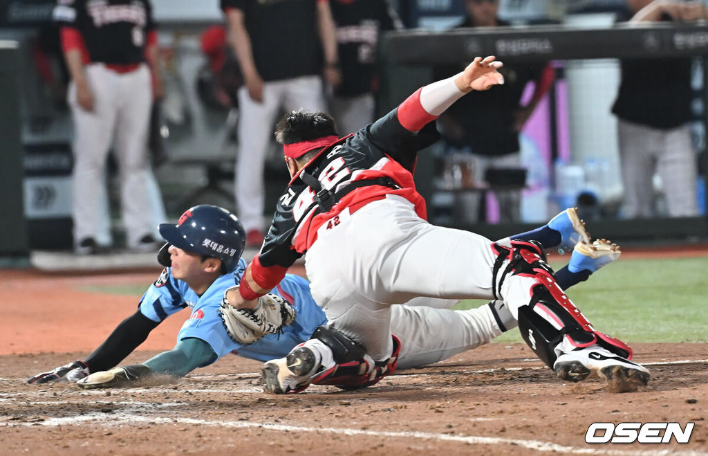 7일 부산 사직야구장에서 2025 신한 SOL 뱅크 KBO 리그 롯데 자이언츠와 KIA 타이거즈의 경기가 열렸다. 홈팀 롯데는 이민석이, 방문팀 KIA는 양현종이 선발 출전했다.KIA 타이거즈 김태군이 8회말 1사 3루 롯데 자이언츠 유강남의 우익수 플라이 아웃때 홈으로 쇄도하는 장두성을 태그 아웃시키고 있다. 2025.08.07 / foto0307@osen.co.kr