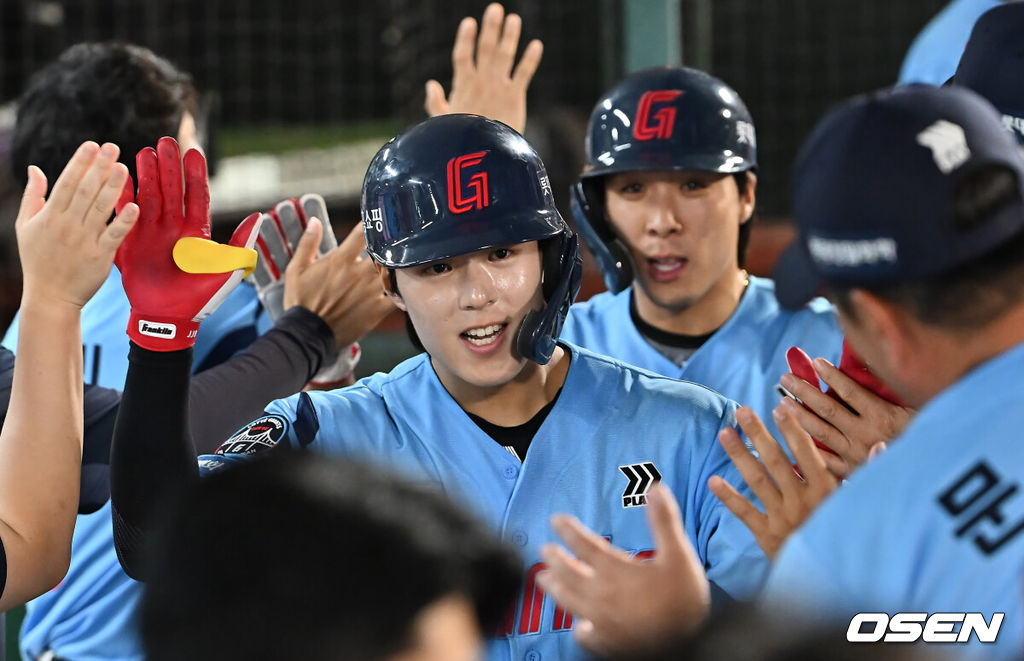 7일 부산 사직야구장에서 2025 신한 SOL 뱅크 KBO 리그 롯데 자이언츠와 KIA 타이거즈의 경기가 열렸다. 홈팀 롯데는 이민석이, 방문팀 KIA는 양현종이 선발 출전했다.롯데 자이언츠 한태양이 6회말 2사 1,3루 좌월 3점 홈런을 치고 하이파이브를 하고 있다. 2025.08.07 / foto0307@osen.co.kr