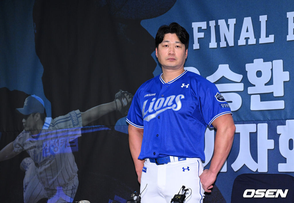 7일 오후 인천 오라카이 송도파크 호텔에서 삼성 라이온즈 오승환 은퇴 기자회견이 열렸다.삼성 구단은 6일 오승환이 올 시즌을 끝으로 은퇴 의사를 밝혔다고 전했다.삼성은 그의 등번호 21번을 영구결번으로 지정하기로 했다. 이는 이만수(22번), 양준혁(10번), 이승엽(36번)에 이어 구단 네 번째다.오승환은 KBO리그 통산 737경기에서 427세이브, 19홀드, 44승 33패, 평균자책점 2.32의 성적을 남겼다.삼성 오승환이 포토타임을 가지고 있다. 2025.08.07 /sunday@osen.co.kr