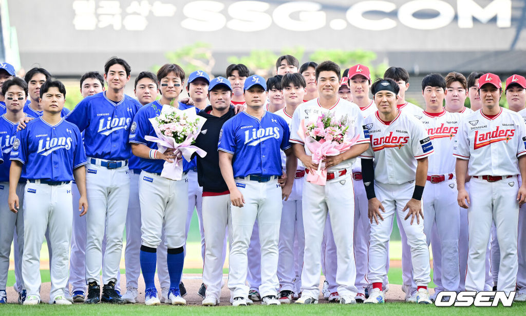 7일 오후 인천 문학 SSG랜더스필드에서 ‘2025 신한 SOL BANK KBO리그’ SSG 랜더스와 삼성 라이온즈의 경기가 진행됐다.이날 SSG은 김광현을, 삼성은 후라도를 선발투수로 내세웠다.경기 앞서 진행된 삼성 오승환 은퇴 기념행사에서 삼성 오승환이 삼성 선수단, SSG 선수단과 함께 포즈를 취하고 있다.   2025.08.07 / soul1014@osen.co.kr
