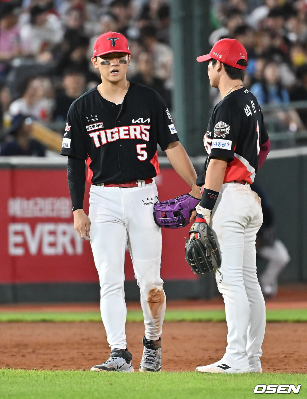 7일 부산 사직야구장에서 2025 신한 SOL 뱅크 KBO 리그 롯데 자이언츠와 KIA 타이거즈의 경기가 열렸다. 홈팀 롯데는 이민석이, 방문팀 KIA는 양현종이 선발 출전했다.KIA 타이거즈 김도영이 5회말 무사 1루 롯데 자이언츠 윤동희의 타구를 잡다 부상을 당한 후 박찬호와 얘기하고 있다. 2025.08.07 / foto0307@osen.co.kr