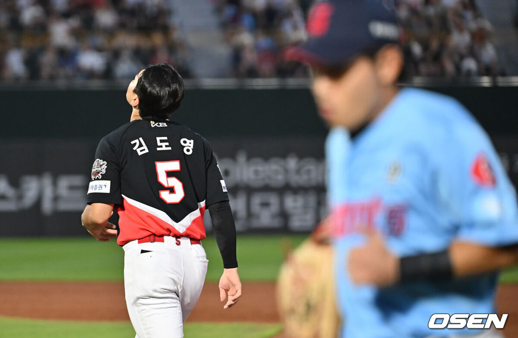 6일 부산 사직야구장에서 2025 신한 SOL 뱅크 KBO 리그 롯데 자이언츠와 KIA 타이거즈의 경기가 열렸다. 홈팀 롯데는 데이비슨이, 방문팀 KIA는 올러가 선발 출전했다.KIA 타이거즈 김도영이 3회초 2사 우익수 플라이 아웃이 되고 아쉬워하고 있다. 2025.08.06 / foto0307@osen.co.kr