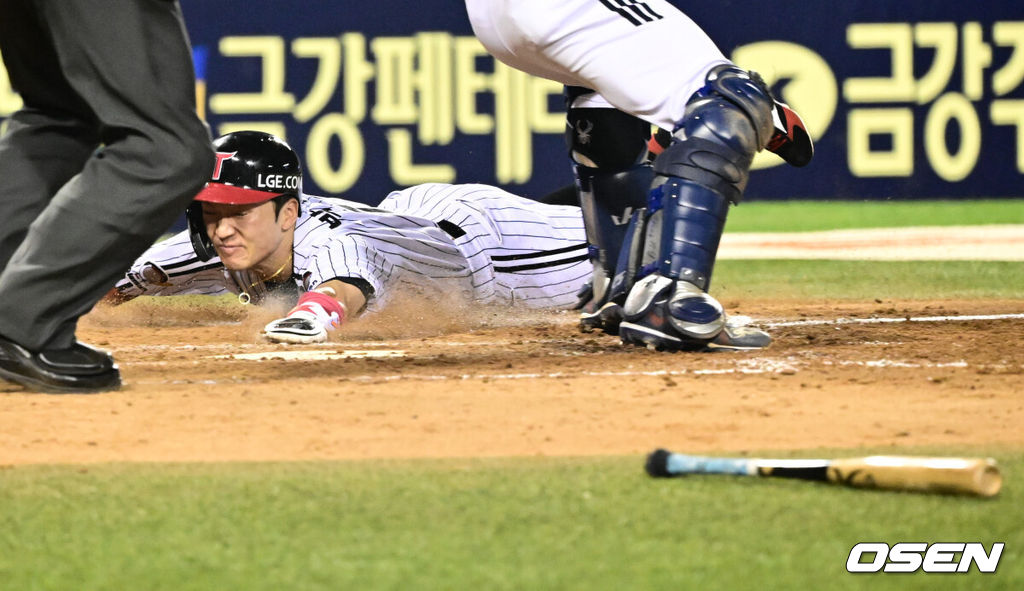 7일 오후 서울 잠실구장에서 ‘2025 신한 SOL Bank KBO리그’ LG 트윈스와 두산 베어스의 경기가 열렸다.LG는 송승기, 두산은 곽빈을 선발로 내세웠다.4회말 2사 만루 LG 신민재의 역전 싹쓸이 3타점 2루타에 박해민이 득점을 올리고 있다. 2025.08.07 /cej@osen.co.kr