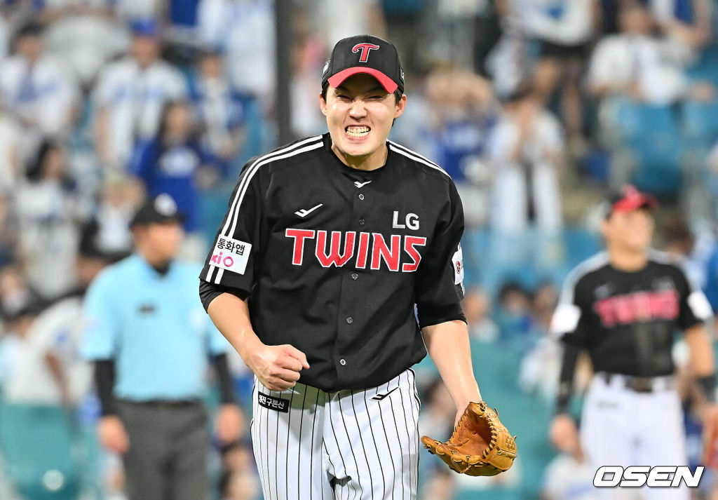 1일 대구삼성라이온즈파크에서 2025 신한 SOL 뱅크 KBO 리그 삼성 라이온즈와 LG 트윈스의 경기가 열렸다. 홈팀 삼성은 후라도가, 방문팀 LG는 임찬규가 선발 출전했다. LG 트윈스 임찬규가 5회말 1사 삼성 라이온즈 이재현을 우익수 플라이로 잡고 주먹을 불끈 쥐며 환호하고 있다. 2025.08.01 / foto0307@osen.co.kr