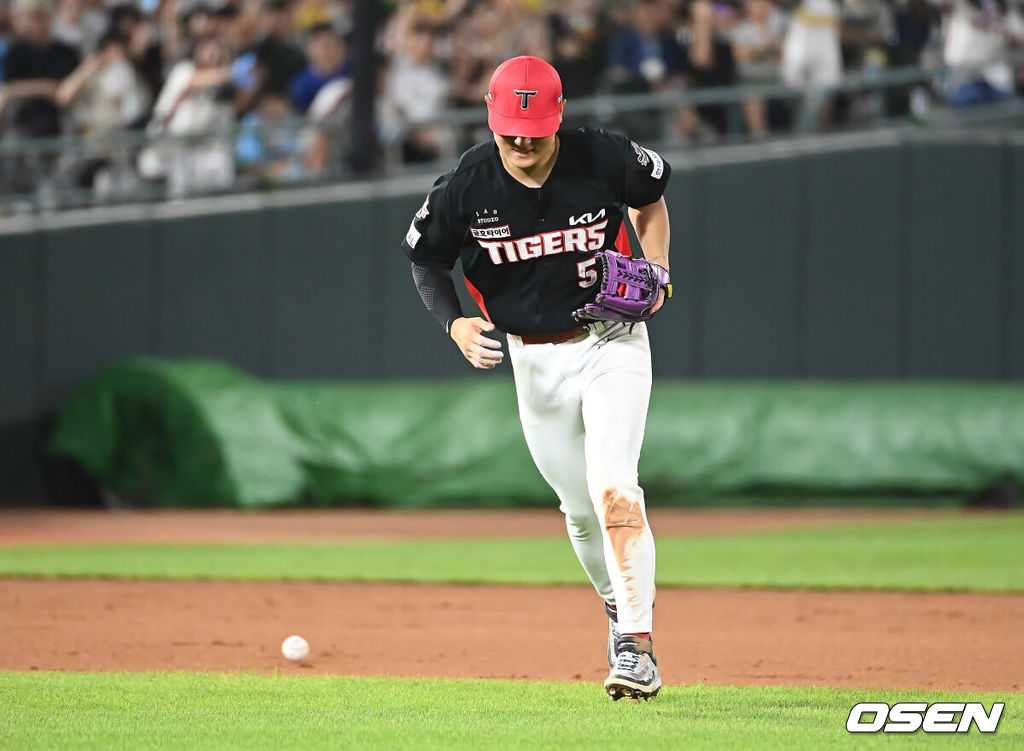 7일 부산 사직야구장에서 2025 신한 SOL 뱅크 KBO 리그 롯데 자이언츠와 KIA 타이거즈의 경기가 열렸다. 홈팀 롯데는 이민석이, 방문팀 KIA는 양현종이 선발 출전했다.KIA 타이거즈 김도영이 5회말 무사 1루 롯데 자이언츠 윤동희의 타구를 잡다 부상을 당한 듯 힘들어 하고 있다. 2025.08.07 / foto0307@osen.co.kr