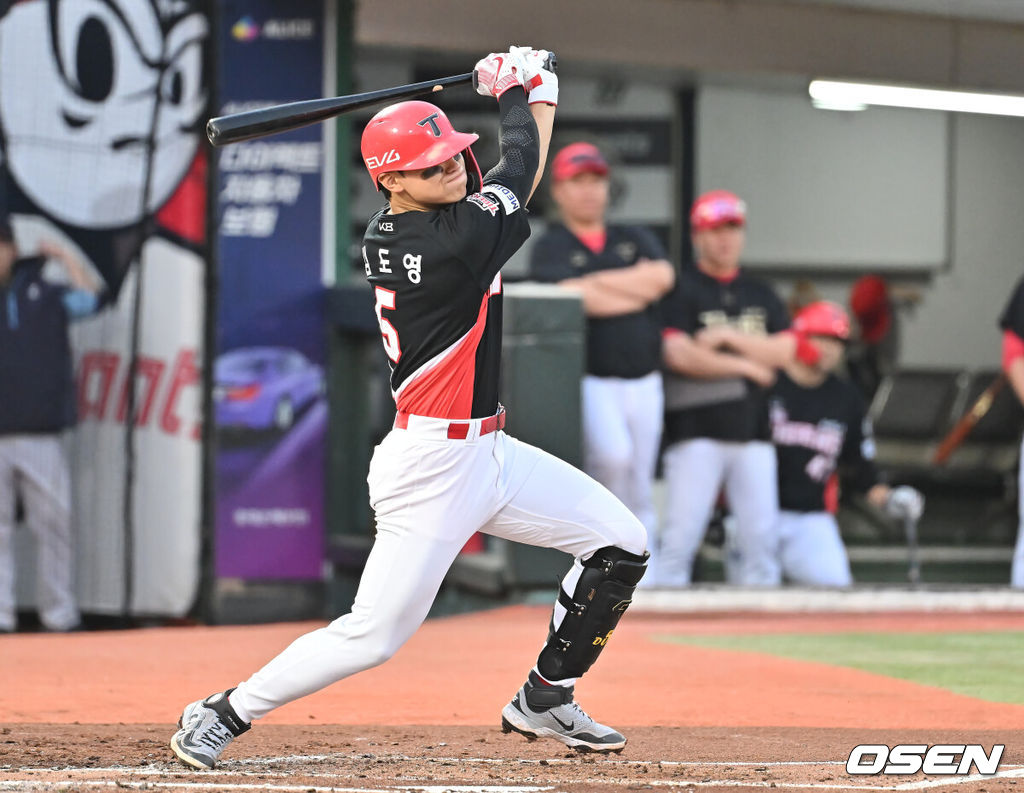7일 부산 사직야구장에서 2025 신한 SOL 뱅크 KBO 리그 롯데 자이언츠와 KIA 타이거즈의 경기가 열렸다. 홈팀 롯데는 이민석이, 방문팀 KIA는 양현종이 선발 출전했다.KIA 타이거즈 김도영이 3회초 1사 1루 우익수 앞 안타를 치고 있다. 2025.08.07 / foto0307@osen.co.kr