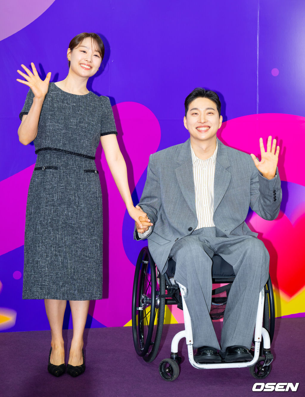 17일 오전 서울 중구 서울특별시청에서 ‘2025 서울특별시 홍보대사 위촉식-서울, 빛으로 그리는 꿈 : 동행하는 서울의 빛’ 행사가 열렸다. 이날 위촉식에는 배우 김석훈, 유튜버 박위, 피아니스트 선우예권, 개그맨 엄지윤, 가수 송지은, 엔하이픈, 하츠투하츠가 참석했다. 가수 송지은, 유튜버 박위가 포즈를 취하고 있다. 2025.06.17 / ksl0919@osen.co.kr