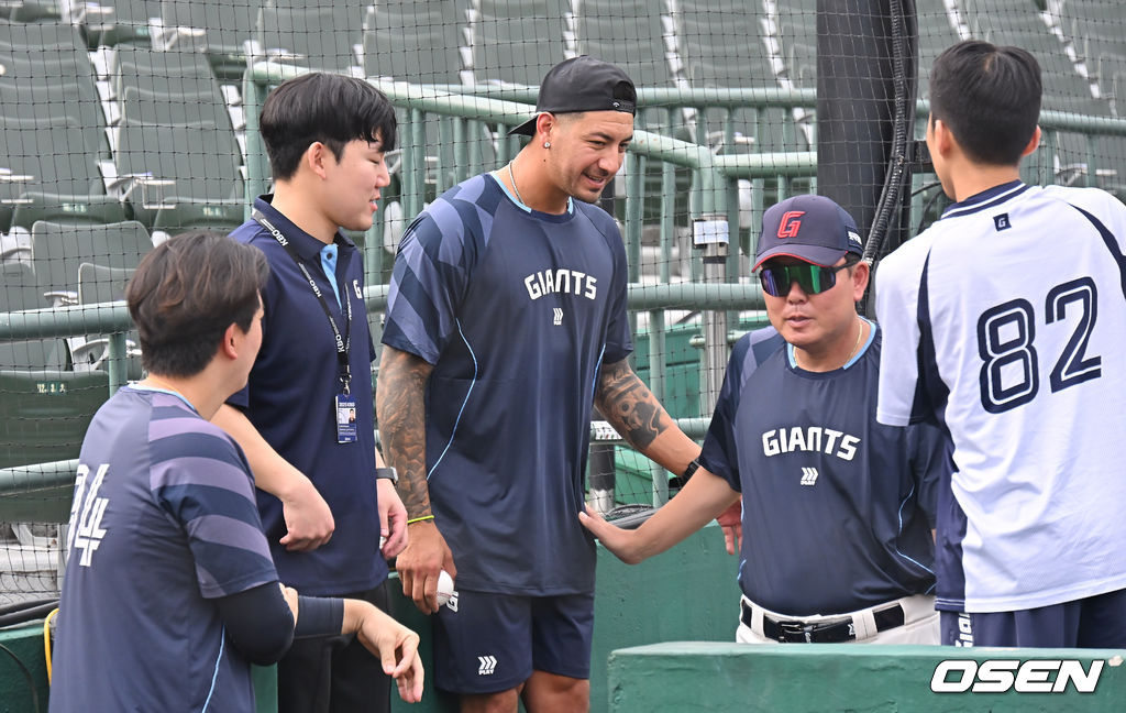 8일 부산 사직야구장에서 2025 신한 SOL 뱅크 KBO 리그 롯데 자이언츠와 SSG 랜더스의 경기가 열린다. 홈팀 롯데는 나균안이, 방문팀 SSG는 최민준이 선발 출전한다.롯데 자이언츠 새 외국인 투수 벨라스케즈가 사직야구장을 둘러보다 주형광 코치와 마주치고 있다. 2025.08.08 / foto0307@osen.co.kr