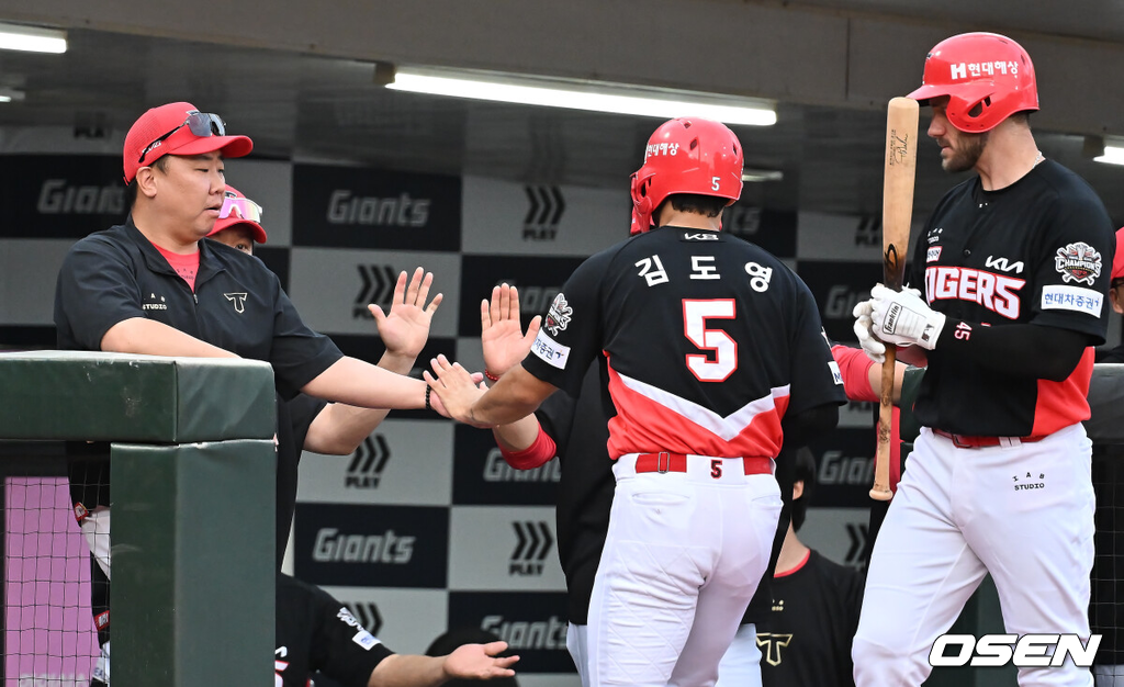 7일 부산 사직야구장에서 2025 신한 SOL 뱅크 KBO 리그 롯데 자이언츠와 KIA 타이거즈의 경기가 열렸다.홈팀 롯데는 이민석이, 방문팀 KIA는 양현종이 선발 출전했다.KIA 타이거즈 김도영이 1회초 2사 1,3루 나성범의 우익수 앞 1타점 안타때 득점을 올리고 이범호 감독의 축하를 받고 있다. 2025.08.07 / foto0307@osen.co.kr