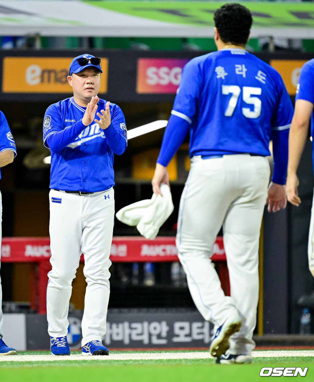 삼성 라이온즈가 시즌 50승을 달성했다.삼성은 7일 SSG 랜더스전을 6-1로 승리, 주중 3연전을 2승 1패로 마무리했다. 시즌 전적은 50승 1무 53패. 반면 홈에서 일격을 당한 SSG는 51승 4무 49패를 기록했다.경기종료 후 삼성 박진만 감독이 후라도에게 박수를 치며 격려하고 있다  2025.08.07 / soul1014@osen.co.kr