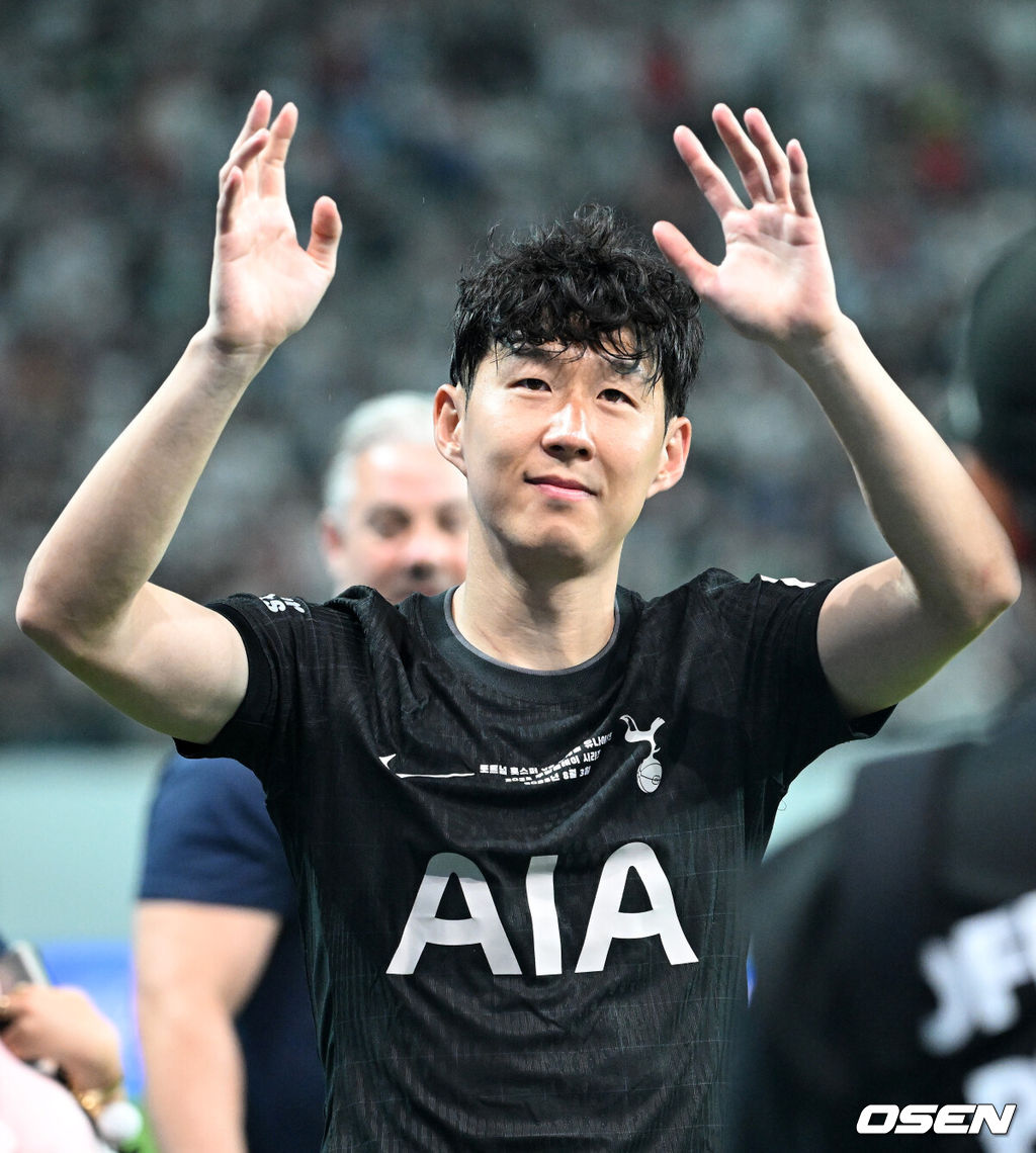 3일 오후 서울월드컵경기장에서 쿠팡플레이 시리즈 2025 2경기, 토트넘 홋스퍼 FC와 뉴캐슬 유나이티드 FC의 프리시즌 친선경기가 열렸다.토트넘 손흥민의 고별전이자 양민혁과 뉴캐슬 박승수의 맞대결로 주목받는 이번 경기는 단순한 프리시즌 친선경기가 아닌, 전설의 마지막, 신예의 등장 교차점이라는 특별한 의미가 더해진다.경기 종료 후 토트넘 홋스퍼 손흥민이 관중석을 향해 인사를 하고 있다. 2025.08.03 /sunday@osen.co.kr